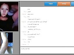 Cute ლედი აჩვენებს მკერდი, და ღრმად, ღრმად