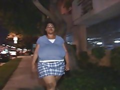 უზარმაზარი შავი, და ჭამს, ღრმად