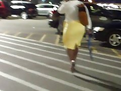 ფართო hips, მჭიდროდ ყვითელი კაბა..